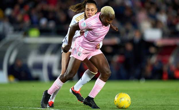 Kundananji pugna por un balón con Kathellen Sousa, del Real Madrid.  Getty