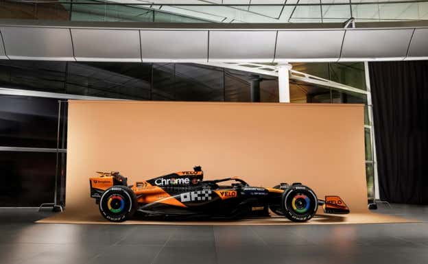 Vista lateral del McLaren MCL38 para la F1 2024.  McLaren F1
