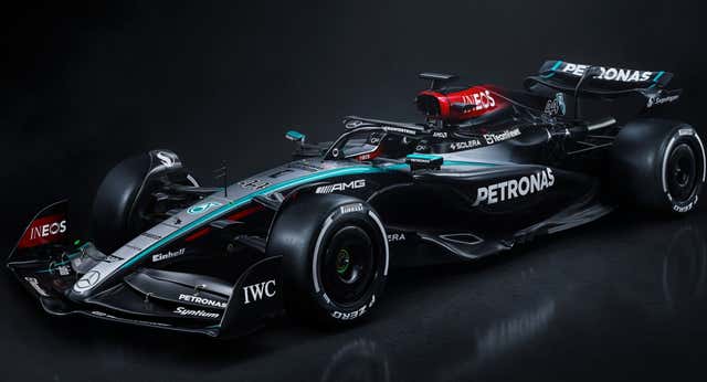 El nuevo Mercedes W15 cambia de colores con la esperanza de volver a reinar en la F1
