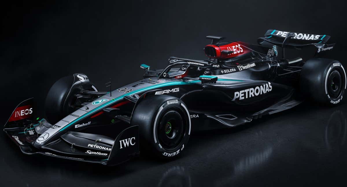 El nuevo Mercedes W15 cambia de colores con la esperanza de volver a reinar en la F1