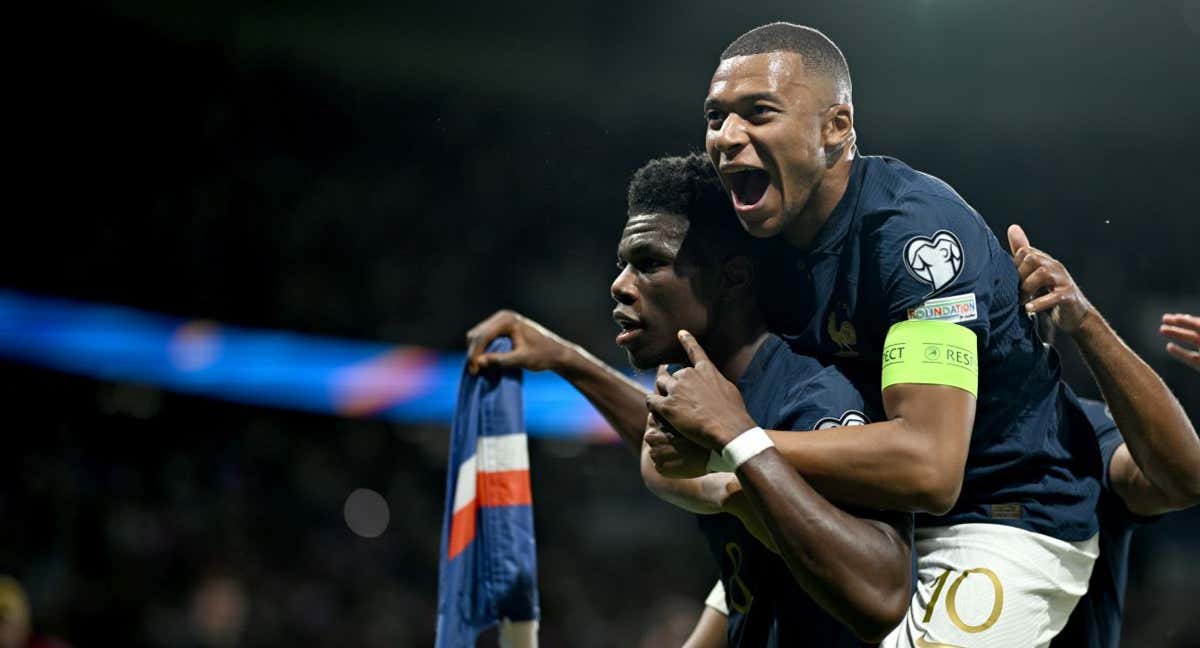 Tchouameni y Mbappé celebran un gol de Francia./Lionel Hahn/Getty Images