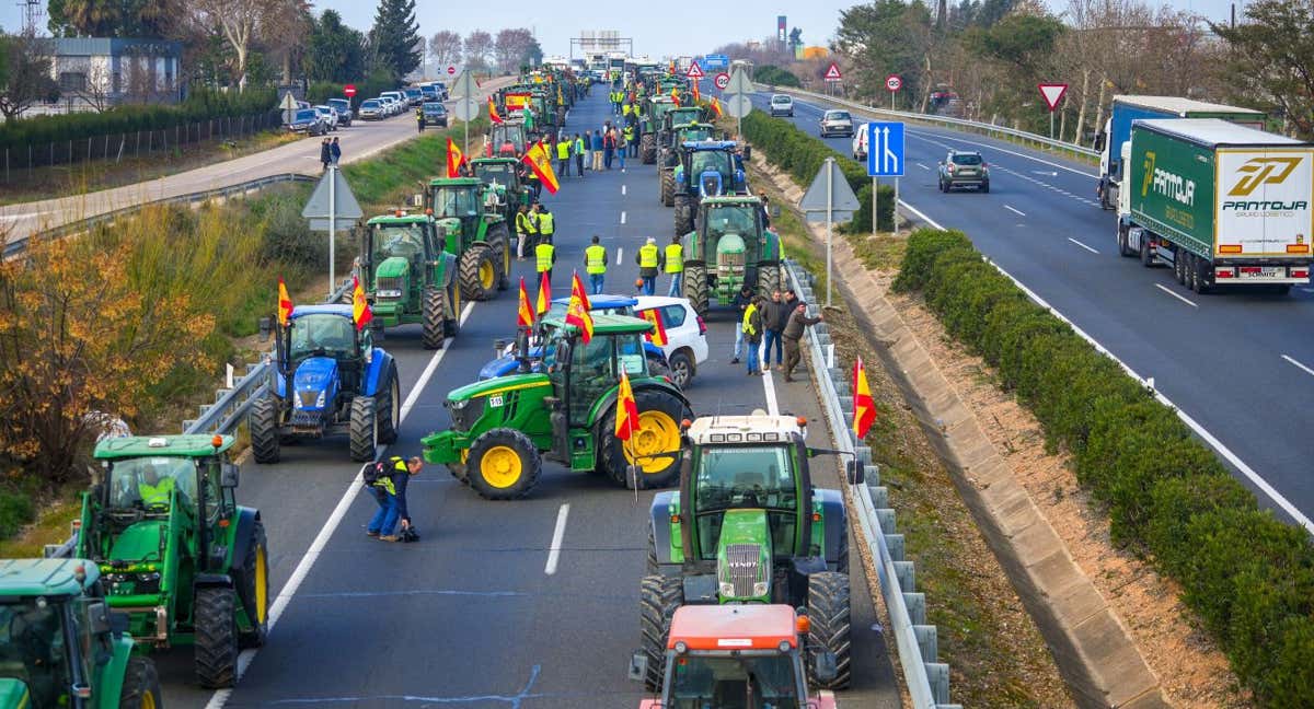 Tractores cortan la autovía A4 durante la mañana del 6 de febrero, en Sevilla.