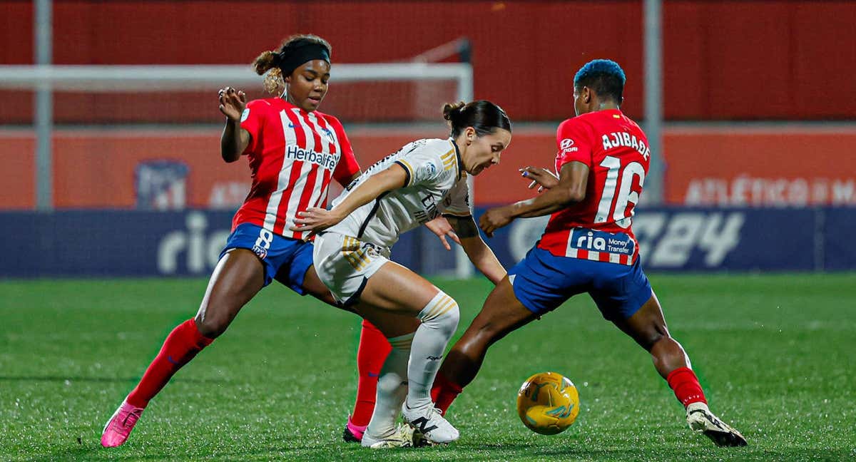 Zornoza se lleva el balón ante Ludmila y Ajibade. /Real Madrid