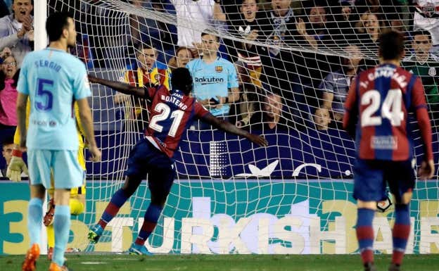 Emmanuel Boateng firmón un hat-trick para arrebatarle el invicto al FC Barcelona en 2018.  EFE