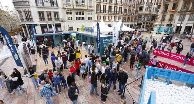 Música, cámaras, tiros a canasta, sorteos… La fiesta del baloncesto inunda las calles de Málaga