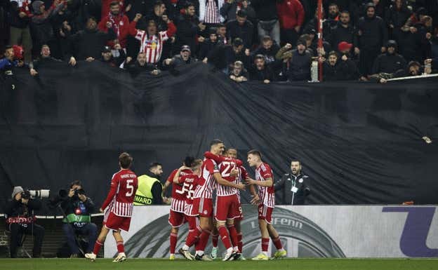 Los jugadores de Olympiacos celebran el gol de El Kaabi. REUTERS/Louiza Vradi