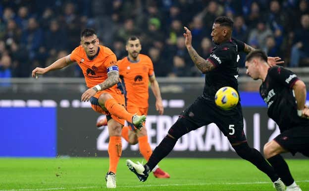 Lautaro Martínez durante el momento del disparo de su gol.  REUTERS