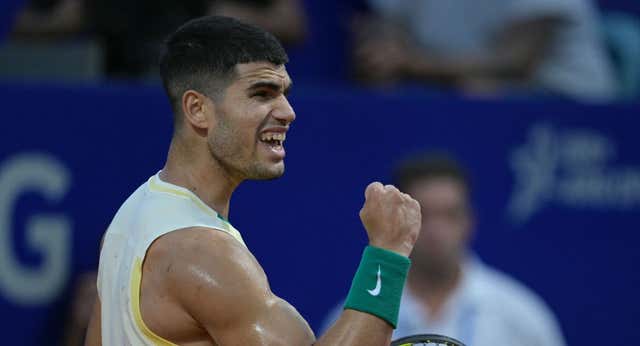 Alcaraz suda la victoria en su debut en Buenos Aires