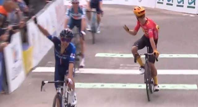 El surrealista final de una clásica ciclista en Francia: ¡celebra antes de tiempo y termina segundo!
