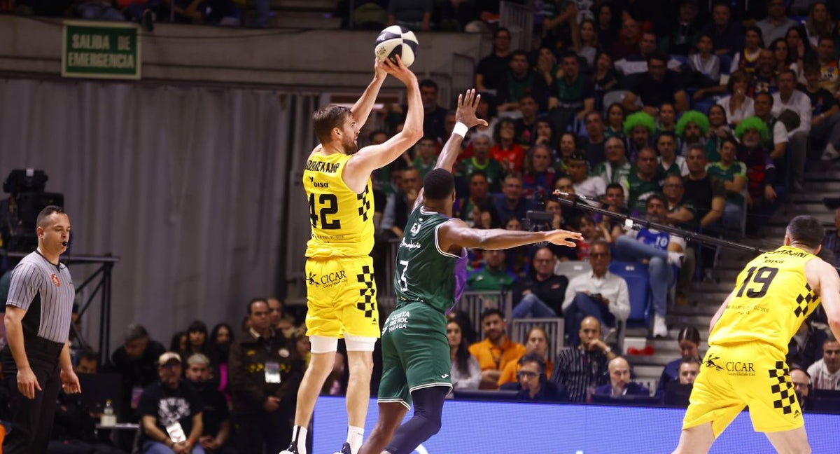 Aaron Doornekamp en uno de los seis triples que anotó.