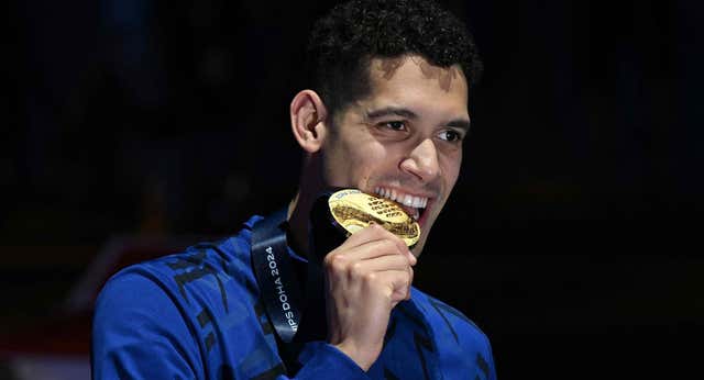Hugo González asciende al Olimpo de los campeones del mundo
