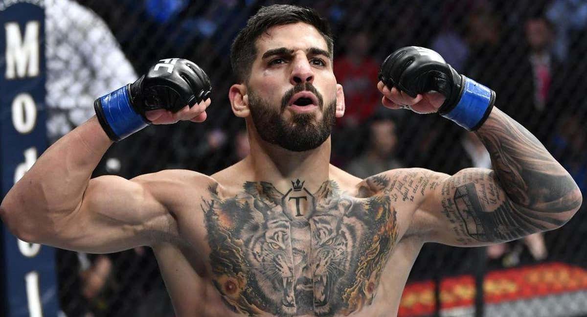 Ilia Topuria celebra la victoria en uno de sus combates.