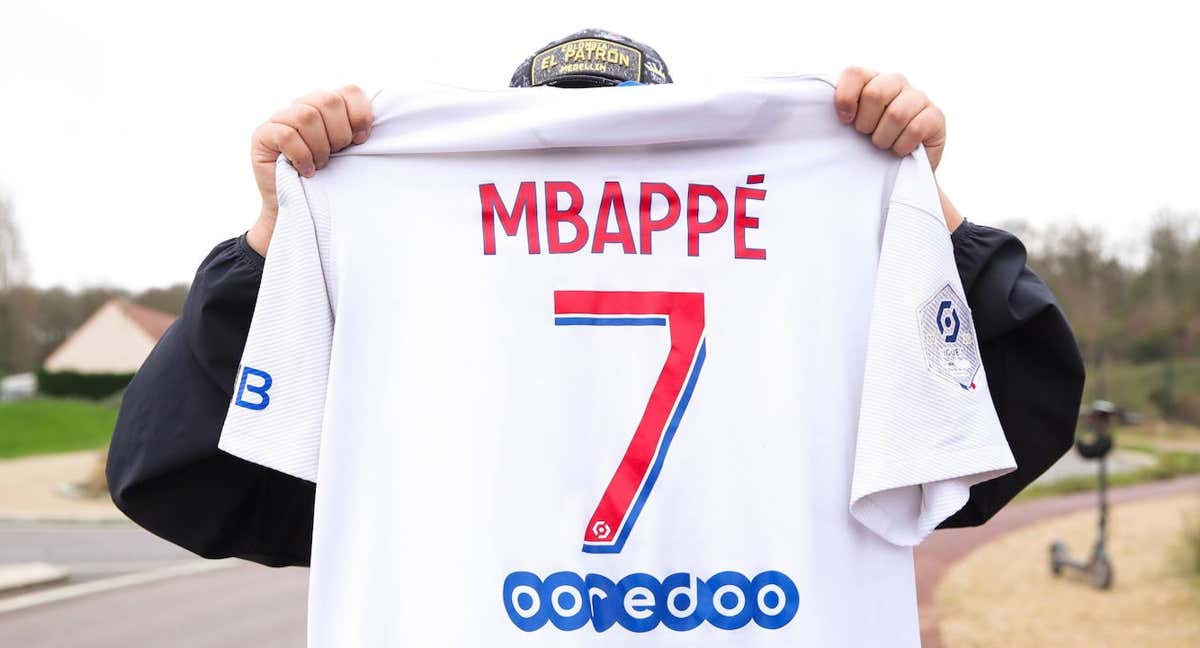 Un aficionado posa con la camiseta de Mbappé este viernes.