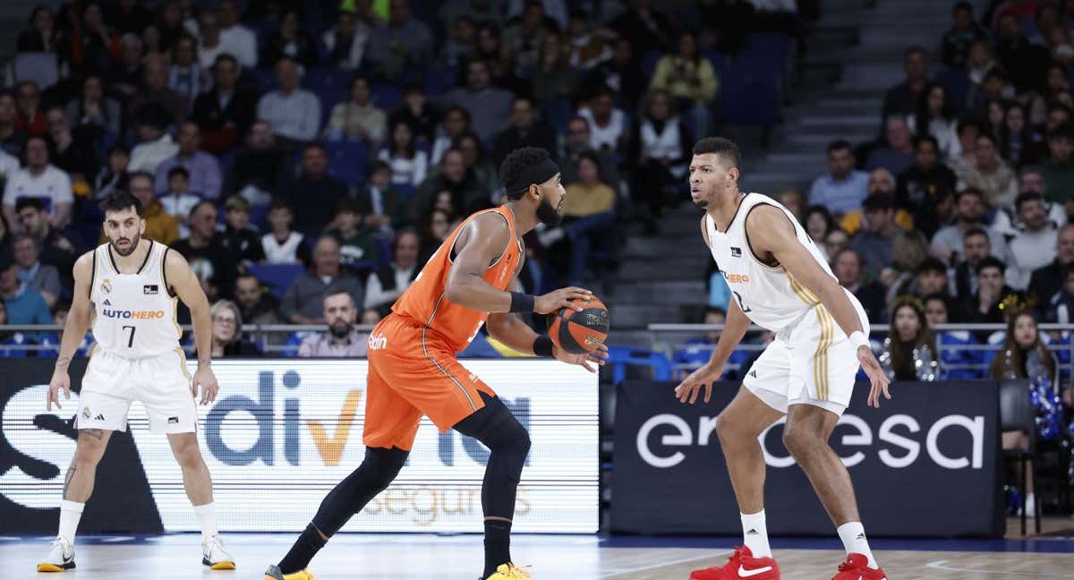 Brandon Davies encara a Tavares.