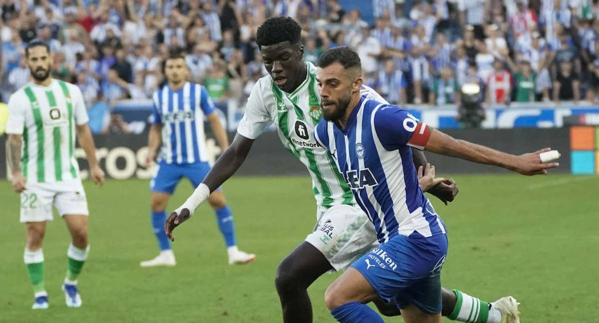 Luis Rioja, con la oposición de Assane Diao, en el Alavés - Betis de la primera vuelta./EFE