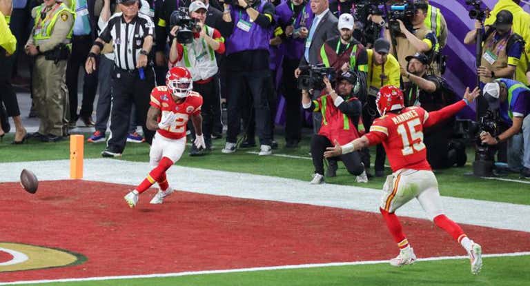 Mahomes y Hardman celebrando la Super Bowl.