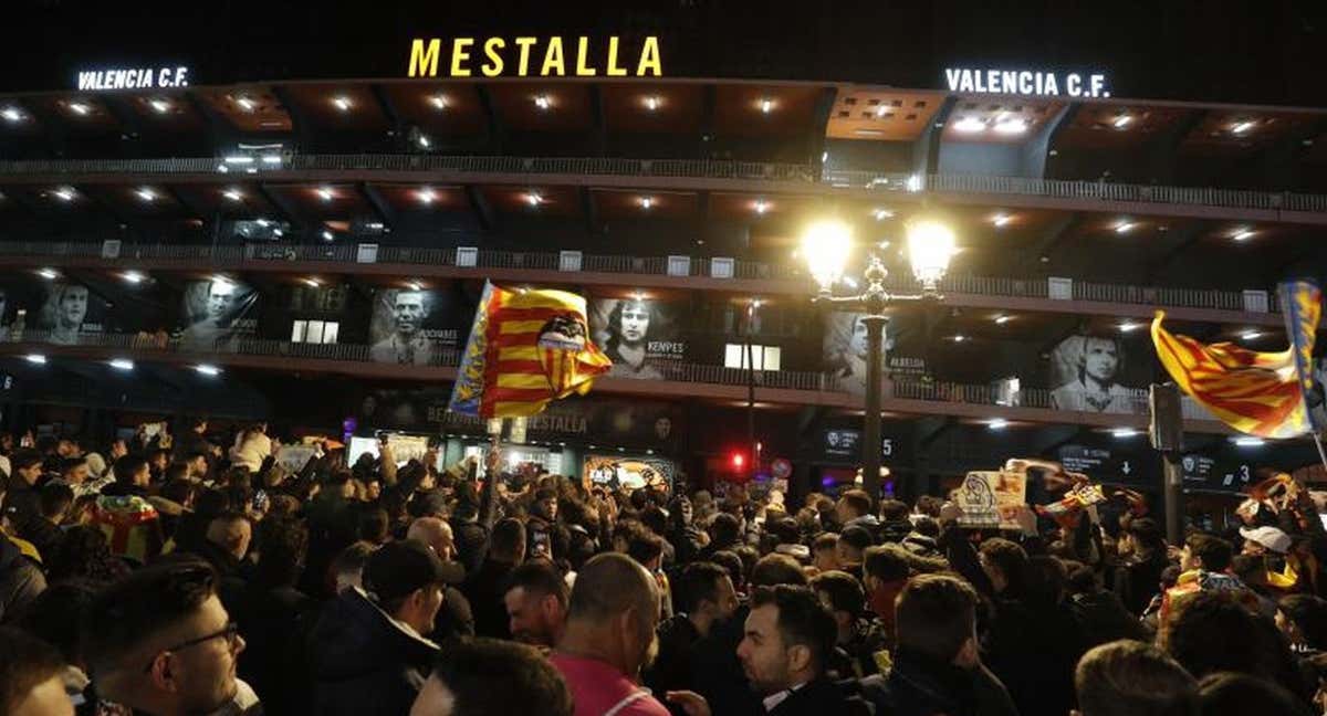 Las protestas contra Lim en los aledaños de Mestalla. /Archivo.