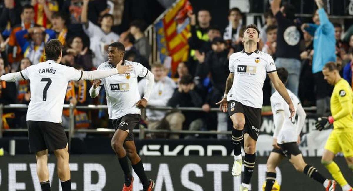 Los jugadores del Valencia se lamentan. /LaLiga.