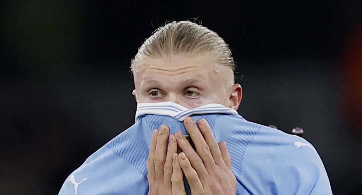 Erling Haaland lamenta una de las muchas ocasiones que falló contra el Chelsea.
