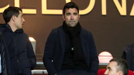 Deco, al lado de Bojan, en el palco de Montjuïc./AFP