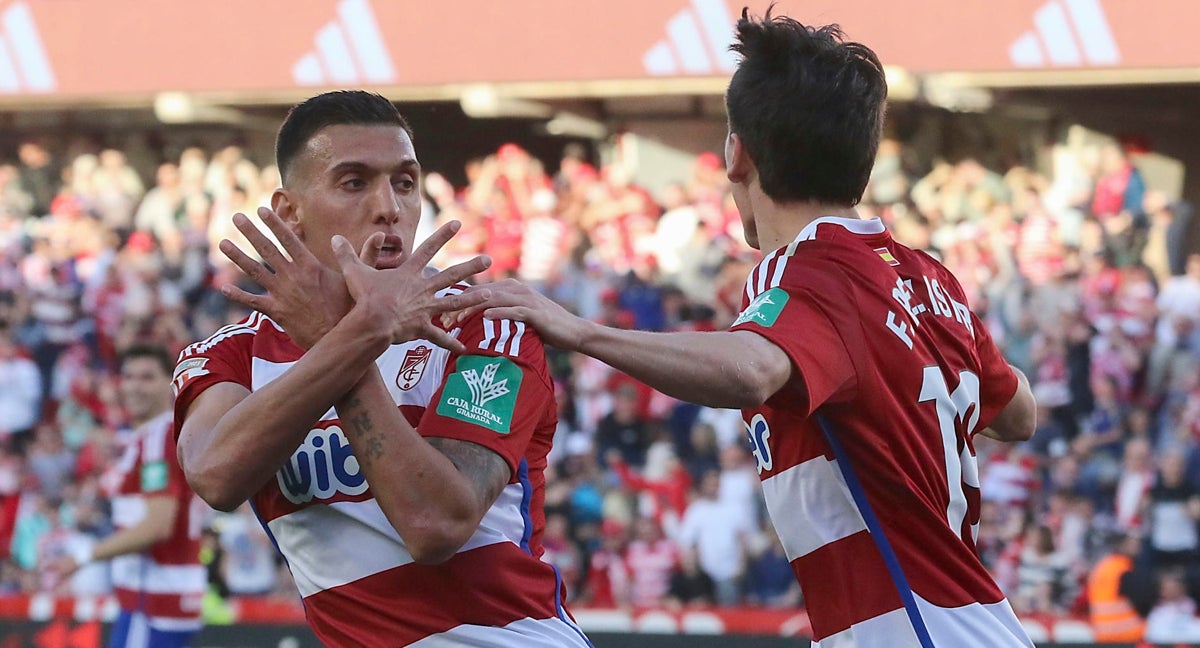 Uzuni celebra el 1-1 junto a Pellistri.