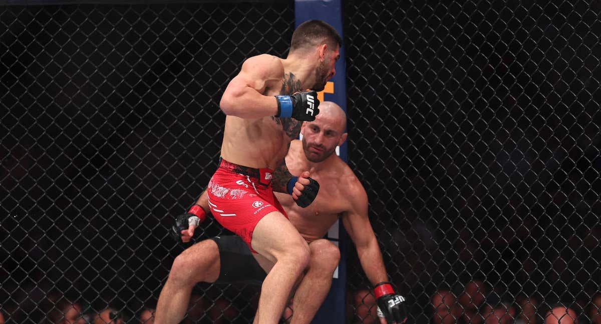 Topuria noquea a Volkanovski.