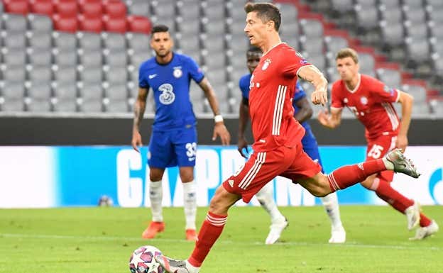 Lewandowski mira al portero del Chelsea justo antes de lanzar el penalti. AGENCIAS