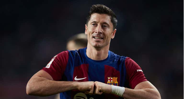 Lewandowski celebra un gol con el Barça.
