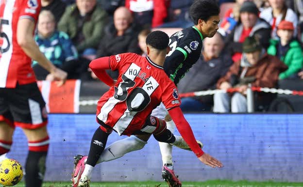 Momento de la acción de Holgate. Getty Images