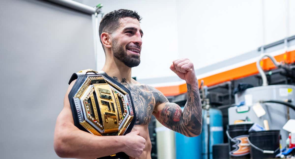 Ilia Topuria posa con su cinturón tras el UFC 298./UFC