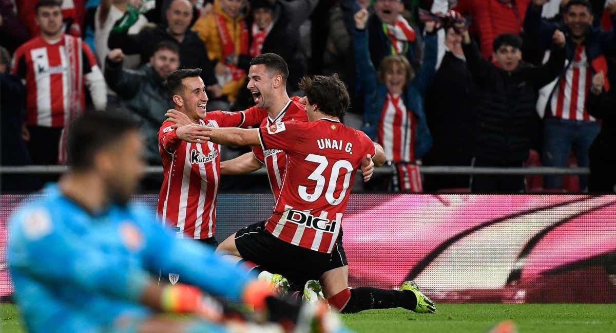 Unai Gómez, Gorka Guruzeta y Álex Berenguer celebran el 2-1 frente al Girona. /Afp