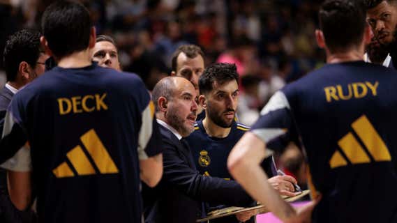 Chus Mateo da instrucciones a sus jugadores./ACB Media