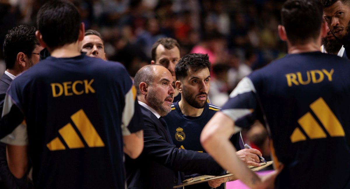 Chus Mateo da instrucciones a sus jugadores.