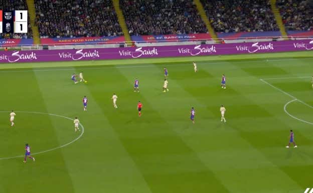 Acción muy parecida a la del Celta que termina con el 1-2 del Granada en Montjuic, en una jugada en banda izquierda que el Barça no logra cortar.  WYSCOUT