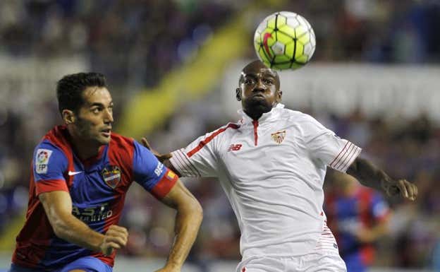 Gael Kakuta, en un partido con el Sevilla.  AFP