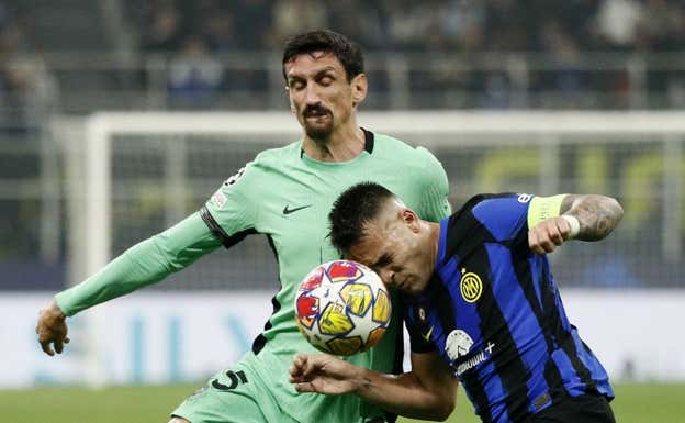 Sávic y Lautaro pelean por un balón.  REUTERS