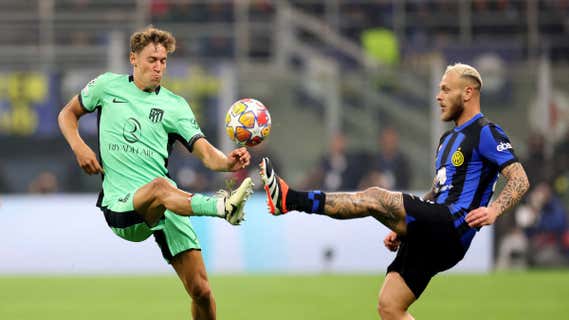 Marcos Llorente pugna por un balón con un jugador del Inter. /EFE