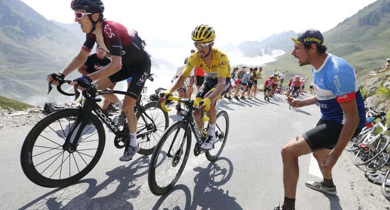 Julian Alaphilippe, de amarillo, como líder del Tour de Francia en 2019.