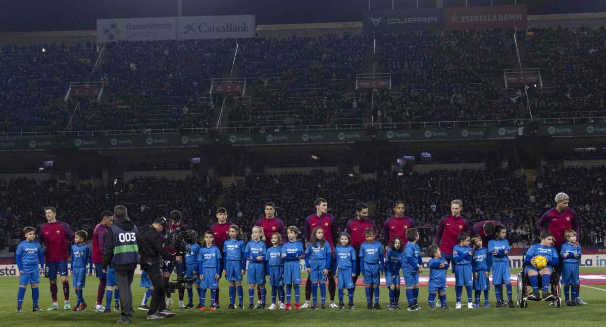 La plantilla del Barça antes de jugar ante el Atlético de Madrid en Montjuïc. /AFP