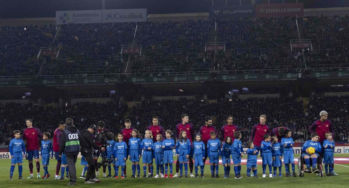 La plantilla del Barça antes de jugar ante el Atlético de Madrid en Montjuïc.