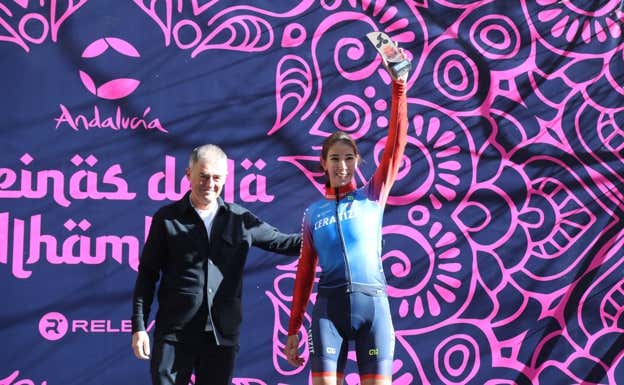 Sandra Alonso recibe un premio durante Reinas de la Alhambra de manos de Lucas Alcaraz.  ÁLVARO GARCÍA HERRERO
