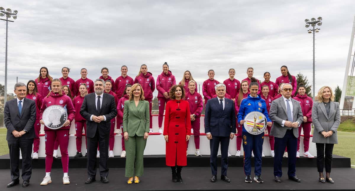 Fotografía de la Selección española y las autoridades institucionales con la moneda y el sello conmemorativos del reciente Mundial de fútbol conseguido en Australia. /RFEF