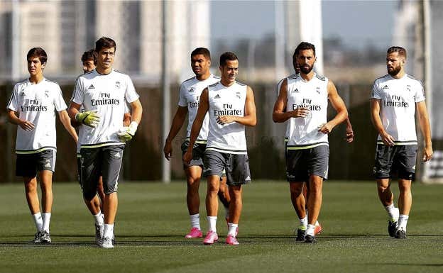 Un entrenamiento del Real Madrid con Miki Muñoz (a la izquierda). @RealMadrid