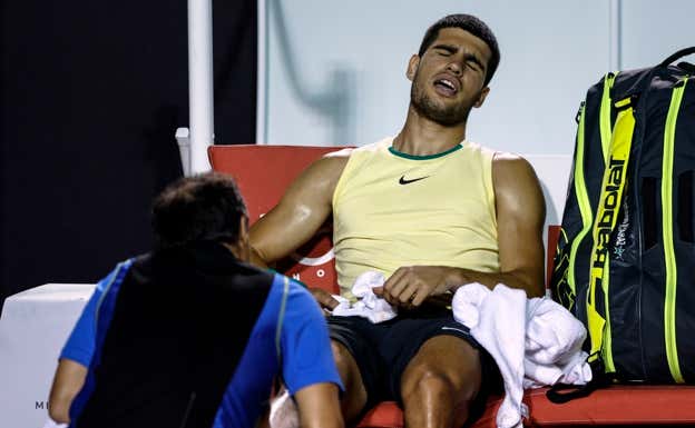 Gestos de dolor de Carlos Alcaraz mientras es atendido tras su lesión. EFE