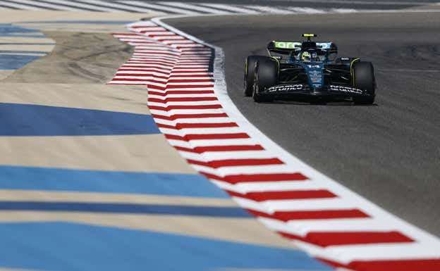 Fernando Alonso, durante la primera jornada de test de pretemporada 2024 de F1.  Aston Martin