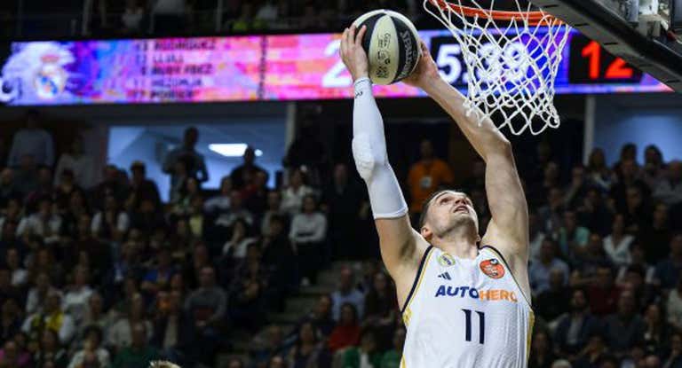 Mario Hezonja entra a canasta durante la final de la Copa de Málaga.