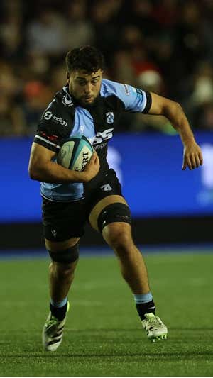 Lucas de la Rua con su club de Cardiff.  Cedida