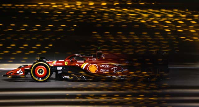 Las cartas siguen boca abajo en Baréin: Carlos Sainz, el más rápido del segundo día y problemas para Red Bull