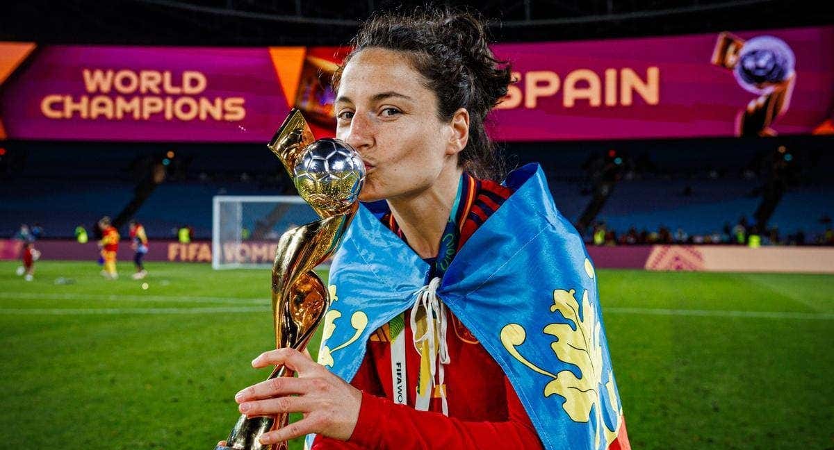 Ivana Andrés besando la Copa del Mundo. /EFE