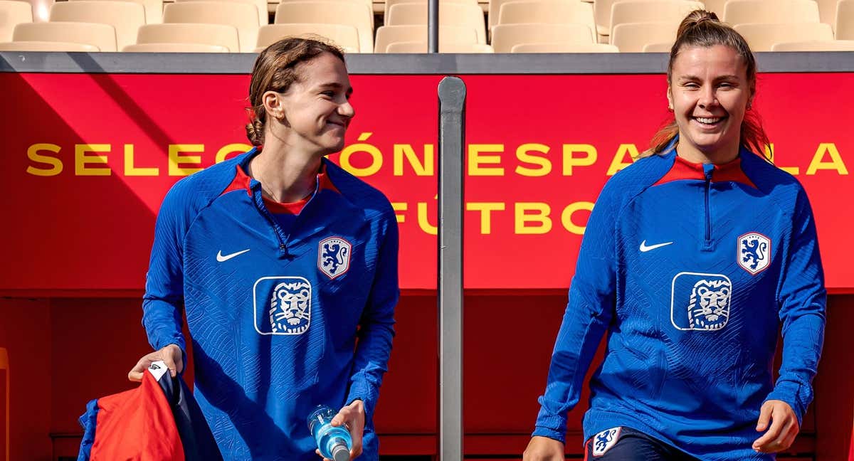 Miedema y Pelova saliendo a entrenar. /ORANJELEEUWIENNEN